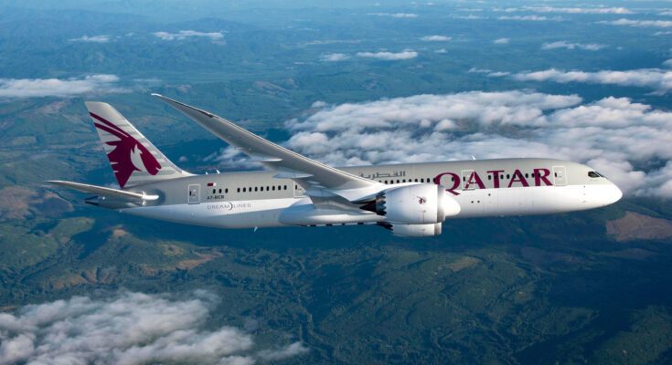What is the dress code for Qatar Airways passengers?