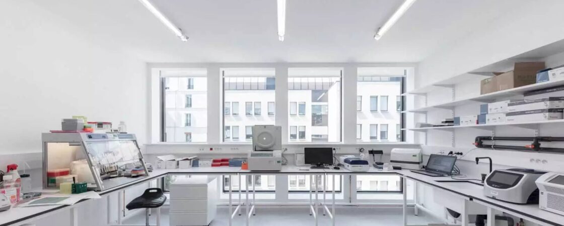 What strategies are used to choose the best laboratory designer?